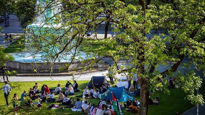 Rund 70 Demonstranten haben am vergangenen Freitag am Geschwister-Scholl-Platz vor der LMU campiert.