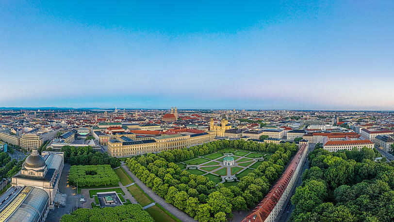 Wunderschöne Luftaufnahme der bayerischen Metropole München bei Sonnenaufgang.