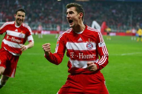 Jubel, Trubel, FCB: Miroslav Klose feiertt sein Doppelpack in den Schluussminuten. Mark van Bommel (l.) gratuliert.