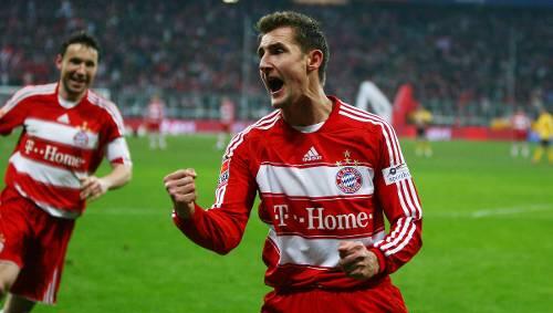 Jubel, Trubel, FCB: Miroslav Klose feiertt sein Doppelpack in den Schluussminuten. Mark van Bommel (l.) gratuliert. Jubel, Trubel, FCB: Miroslav Klose feiertt sein Doppelpack in den Schluussminuten. Mark van Bommel (l.) gratuliert.