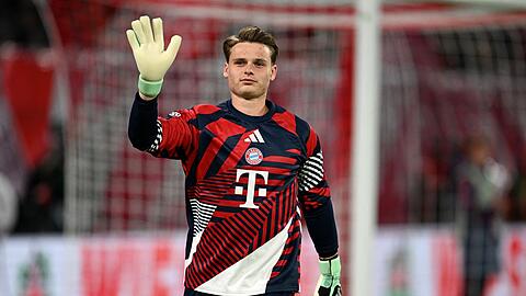 Jonas Urbig wird auch im Bundesliga-Cl&aacute;sico Manuel Neuer im Tor ersetzen.