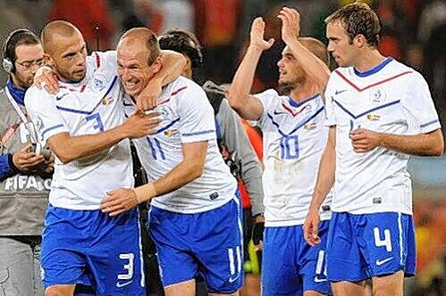 in Rückkehrer als Matchwinner: Bayern-Star Arjen Robben, im Arm von John Heitinga (l.), gab gegen Kamerun sein Comeback und bereitet das Siegtor vor.