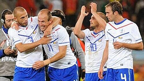 in Rückkehrer als Matchwinner: Bayern-Star Arjen Robben, im Arm von John Heitinga (l.), gab gegen Kamerun sein Comeback und bereitet das Siegtor vor. in Rückkehrer als Matchwinner: Bayern-Star Arjen Robben, im Arm von John Heitinga (l.), gab gegen Kamerun sein Comeback und bereitet das Siegtor vor.