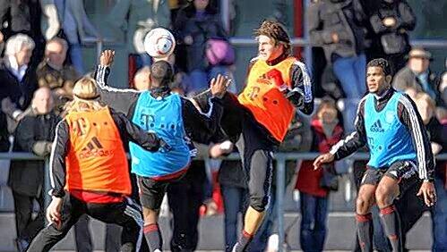 Zeigen vollen Einsatz beim Training: Timoschtschuk, Braafheid, Gomez und Breno (v.l.). Zeigen vollen Einsatz beim Training: Timoschtschuk, Braafheid, Gomez und Breno (v.l.).