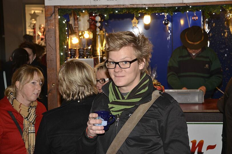 Name: Hollerfeuer
Stand: Schmeißer&rsquo;s Schlehenglühwein, Kaufingerstraße 
Preis: 3,50 Euro
Menge: 0,2 Liter
Sterne: 1/5

FAZIT: Eigentlich sollte das Hollerfeuer nach Holunder schmecken. Tut es aber nicht. Ich bin fest davon überzeugt, Gemüsesuppe in meinem Becher zu haben. Nichts Halbes und nichts Ganzes. Nicht so mein Ding&hellip;