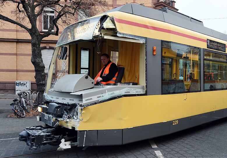 Bei der Kollision zweier Straßenbahnen sind in Karlsruhe mindestens acht Menschen verletzt worden.