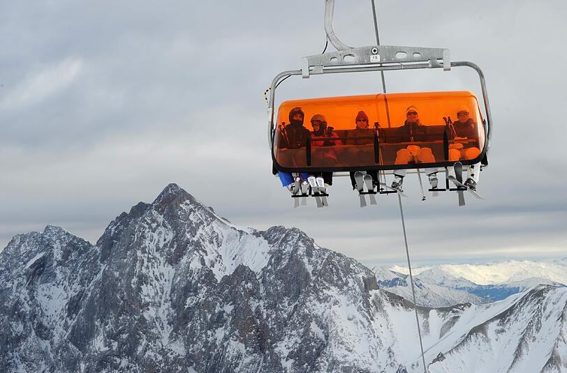 Der Wind bläst über Deutschlands höchsten Berg: Am Freitag musste der Liftbetrieb auf der Zugspitze eingestellt werden.