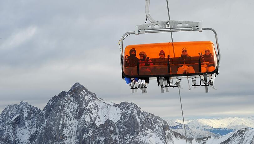 Der Wind bläst über Deutschlands höchsten Berg: Am Freitag musste der Liftbetrieb auf der Zugspitze eingestellt werden. Der Wind bläst über Deutschlands höchsten Berg: Am Freitag musste der Liftbetrieb auf der Zugspitze eingestellt werden.