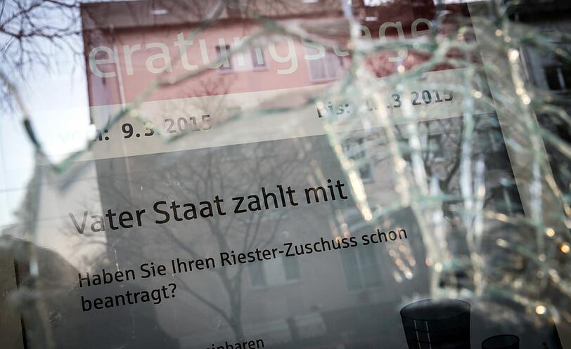Der Protesttag der kapitalismuskritischen Blockupy-Bewegung hat in Frankfurt mit einer Welle der Gewalt begonnen