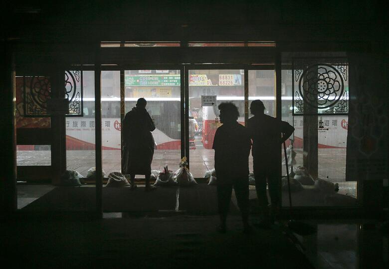 Gestrandete Touristen in einem Hotel in Kaohsiung. Foto: Ritchie B. Tongo