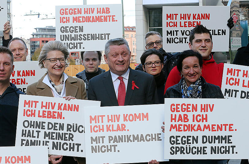 Bundesgesundheitsminister Hermann Gröhe (CDU, m.) am Mittwoch beim Start der Kampagne "Positiv zusammen leben" zum Welt-Aids-Tag am 1. Dezember.