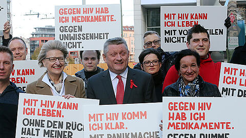 Bundesgesundheitsminister Hermann Gröhe (CDU, m.) am Mittwoch beim Start der Kampagne "Positiv zusammen leben" zum Welt-Aids-Tag am 1. Dezember.