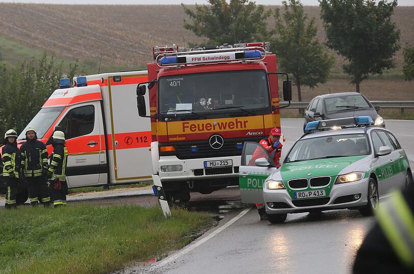 Bei einem Unfall bei Schwindegg hat sich eine Fahranfängerin mehrmals überschlagen.