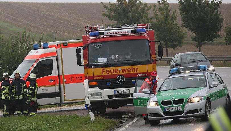 Bei einem Unfall bei Schwindegg hat sich eine Fahranfängerin mehrmals überschlagen. Bei einem Unfall bei Schwindegg hat sich eine Fahranfängerin mehrmals überschlagen.