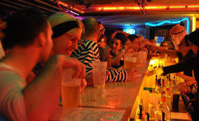 Für 4 Euro bekommen die Feierwütigen einen Longdrink, das Helle kostet nur 2,50 Euro.