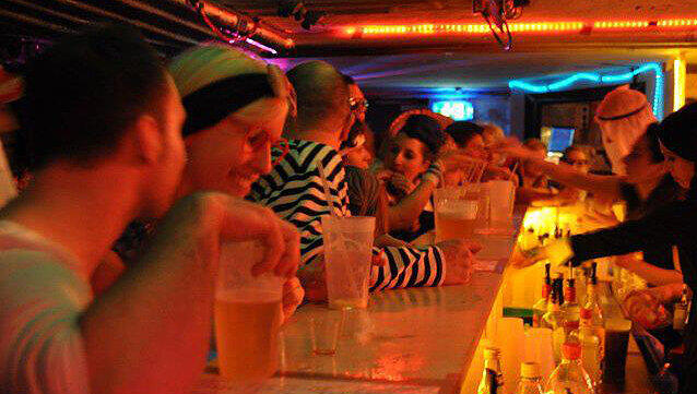Für 4 Euro bekommen die Feierwütigen einen Longdrink, das Helle kostet nur 2,50 Euro.