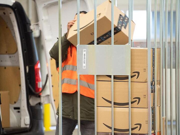 Pakete in einem Amazon-Verzeilzentrum im sächsischen Lampertswalde.