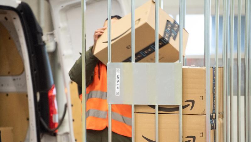 Pakete in einem Amazon-Verzeilzentrum im sächsischen Lampertswalde. Pakete in einem Amazon-Verzeilzentrum im sächsischen Lampertswalde.