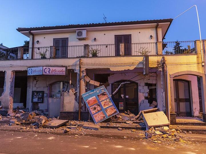 Trümmer vor einem stark beschädigten Haus im sizilianischen Ort Fleri.