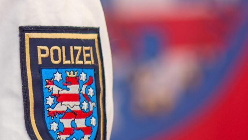 Ein Ärmelabzeichen der Thüringer Polizei. Zwei Thüringer Polizisten stehen in Verdacht, im Dienst im Kreis Gotha eine Frau vergewaltigt zu haben. Ein Ärmelabzeichen der Thüringer Polizei. Zwei Thüringer Polizisten stehen in Verdacht, im Dienst im Kreis Gotha eine Frau vergewaltigt zu haben.