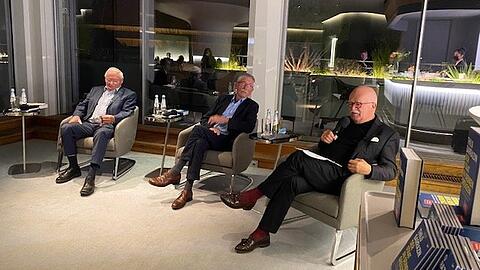 Vor der Panorama-Glasfront im sechsten Stock des Hotels (v.l.): OskarLafontaine, Thilo Sarrazin und Peter Gauweiler.