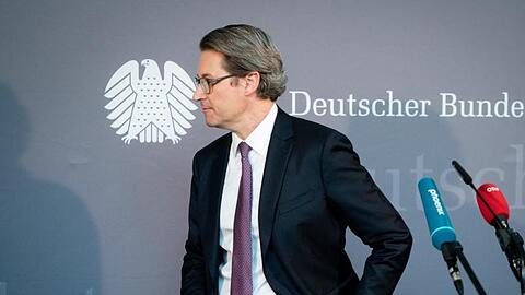 Andreas Scheuer (CSU) verlässt das Pressestatement zu Beginn der Sitzung des Maut-Untersuchungsausschusses des Bundestags.