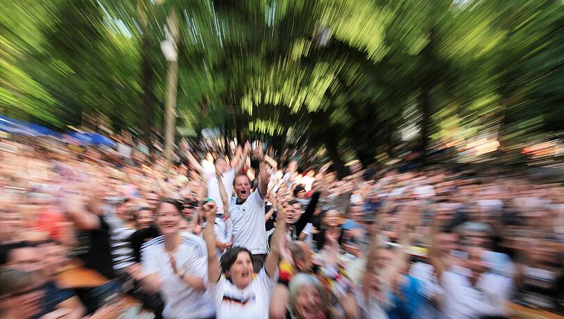 Während der EM 2021 könnte es dem ein oder anderen Fußball-Fan schwer fallen, die Corona-Regeln einzuhalten. Die Münchner Polizei wappnet sich für das Eröffnungsspiel. (Symbolbild)
