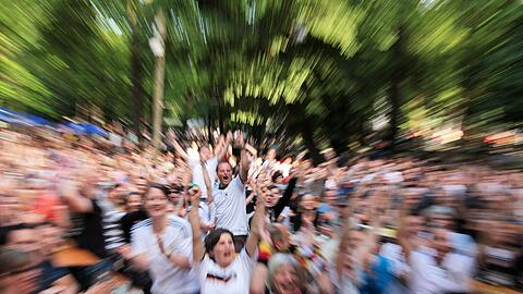 Während der EM 2021 könnte es dem ein oder anderen Fußball-Fan schwer fallen, die Corona-Regeln einzuhalten. Die Münchner Polizei wappnet sich für das Eröffnungsspiel. (Symbolbild)