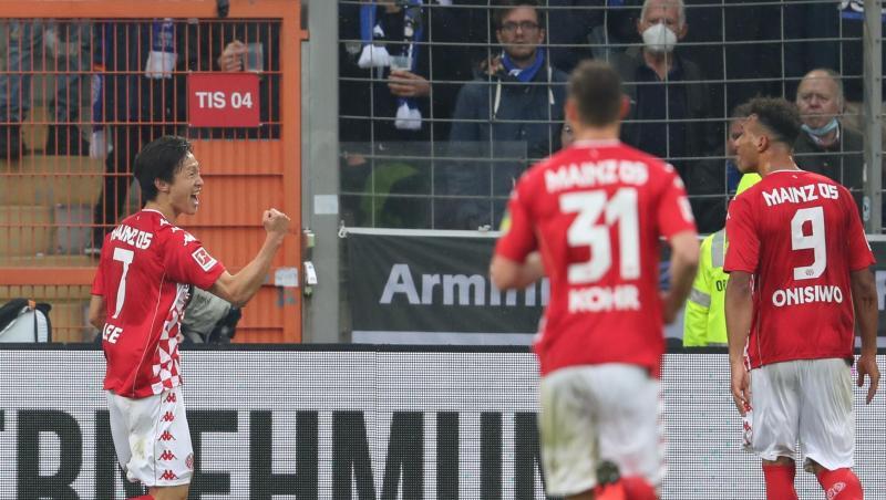 Jae-sung Lee (l) brachte Mainz in Bielefeld in Front.