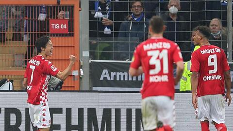 Jae-sung Lee (l) brachte Mainz in Bielefeld in Front.