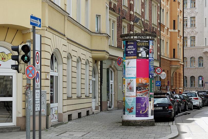 Bunt und informativ: Ein paar alte Litfaßsäulen gibt's ja noch.