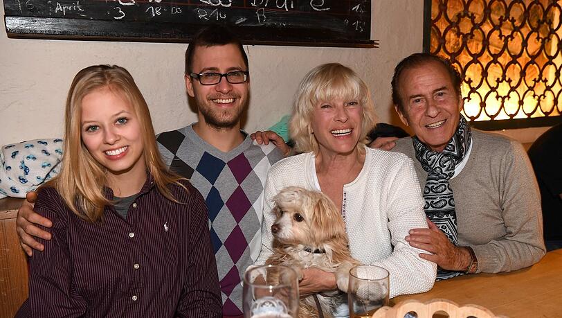 Mit seinen Liebsten: Michael Holm und seine Frau Bimbi mit ihren Kindern Anna und Max – und Hund Fussel.