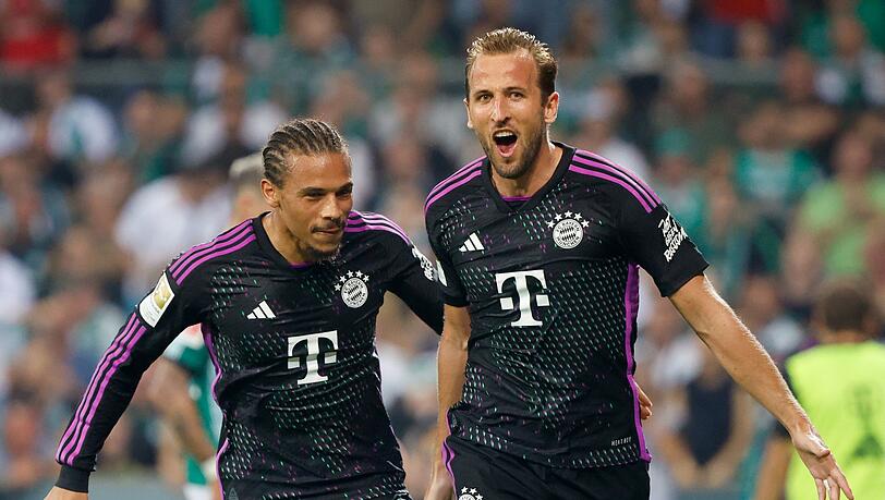 Bayerns Harry Kane (r) bejubelt sein Tor zum 2:0 mit Bayerns Leroy Sané.