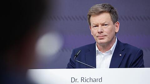 Zu alt, zu knapp, zu störanfällig: Die Sanierung des Schienennetzes steht nach Ansicht von Bahnchef Richard Lutz aktuell im Mittelpunkt.