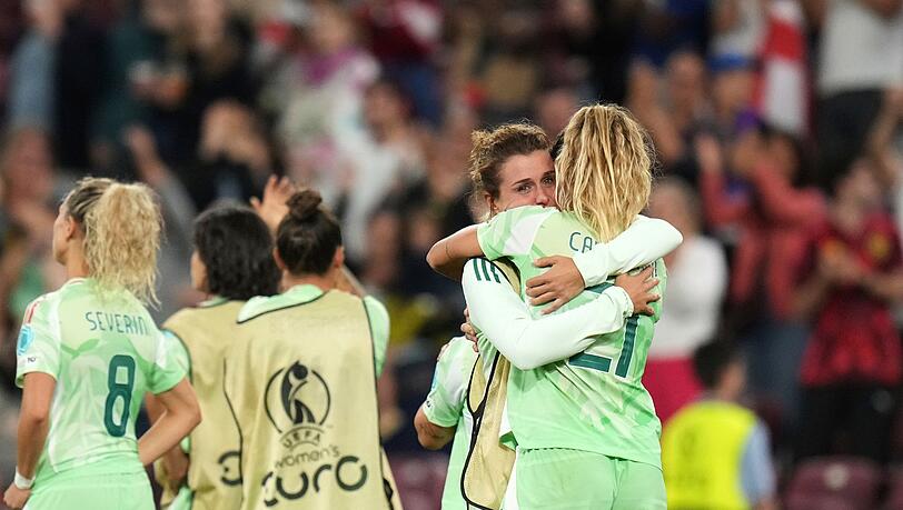 Cristiana Girelli und Michela Cambiaghi (r) betrauern das dramatische Halbfinal-Aus.