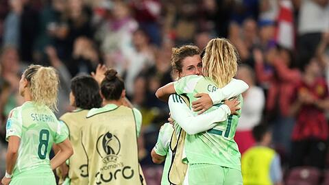Cristiana Girelli und Michela Cambiaghi (r) betrauern das dramatische Halbfinal-Aus.