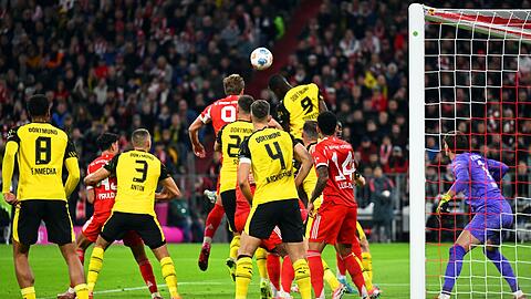 Harry Kane trifft für den FC Bayern per Kopf zum 1:0.