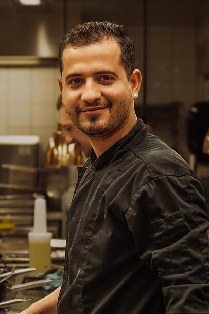 Mit Waseem Tufail (29) hat das Bräustüberl der Forschungsbrauerei seinen neuen Wirt gefunden. Die beinahe hundertjährige Tradition kann fortgeführt werden – mit frischem Wind von dem jungen Koch. Mit Waseem Tufail (29) hat das Bräustüberl der Forschungsbrauerei seinen neuen Wirt gefunden. Die beinahe hundertjährige Tradition kann fortgeführt werden – mit frischem Wind von dem jungen Koch.