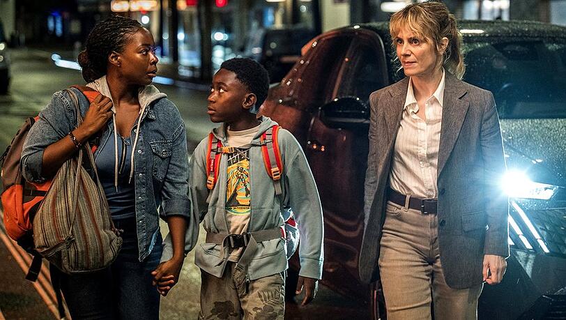 "Tatort: Könige der Nacht": Moya (Nambitha Ben-Mazwi, l.) und Yaro (André Nkot Olinga, M.) werden von Kommissarin Isabelle Grandjean (Anna Pieri Zuercher, r.) in Sicherheit gebracht. "Tatort: Könige der Nacht": Moya (Nambitha Ben-Mazwi, l.) und Yaro (André Nkot Olinga, M.) werden von Kommissarin Isabelle Grandjean (Anna Pieri Zuercher, r.) in Sicherheit gebracht.