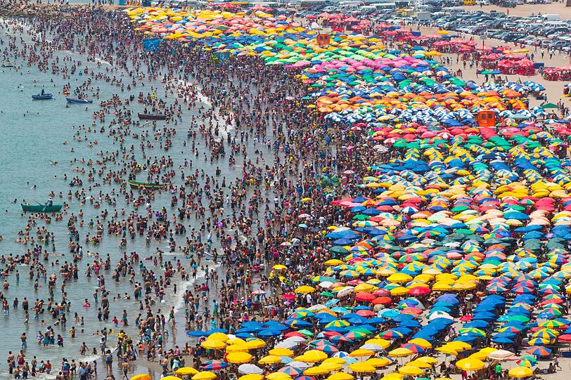 Viele finden drei Meter Abstand am Strand h&ouml;flich und angenehm. Wer sich n&auml;her zu Fremden legt, wirkt schnell aufdringlich. Ein eigenes ruhiges Pl&auml;tzchen zu finden, kann aber schwierig werden. An vollen Str&auml;nden bleibt oft nur, ein wenig zusammenzur&uuml;cken und gegebenenfalls zu fragen, ob der Platz daneben noch frei ist.