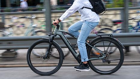 Elektror&auml;der werden bei J&uuml;ngeren zunehmend popul&auml;r - auch als Verkehrsmittel f&uuml;r den Weg in die Arbeit. (Symbolbild)