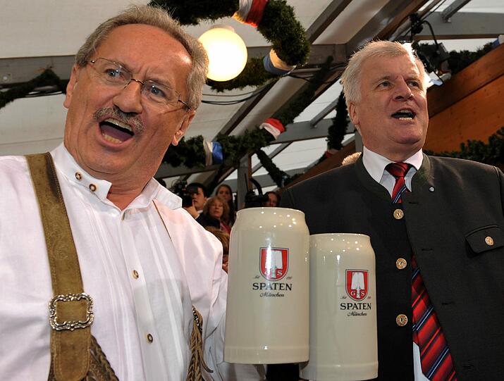 Waffenstillstand für die Wiesn: Ministerpräsident Horst Seehofer (r., CSU) prostet Christian Ude (SPD) zu, seinem Herausforderer bei der Wahl 2013.