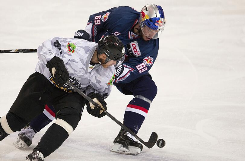 EHC-Star Florian Kettemer (r.), hier im Testspiel gegen Lugano.