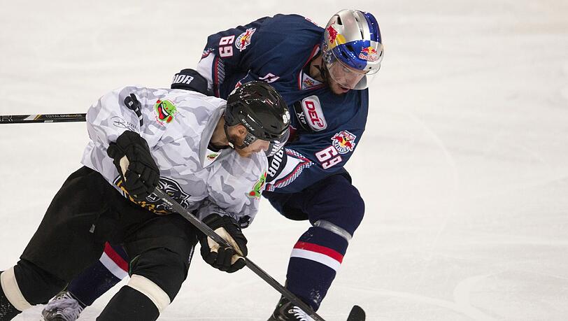 EHC-Star Florian Kettemer (r.), hier im Testspiel gegen Lugano. EHC-Star Florian Kettemer (r.), hier im Testspiel gegen Lugano.