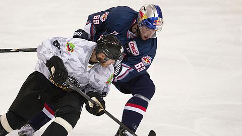 EHC-Star Florian Kettemer (r.), hier im Testspiel gegen Lugano.