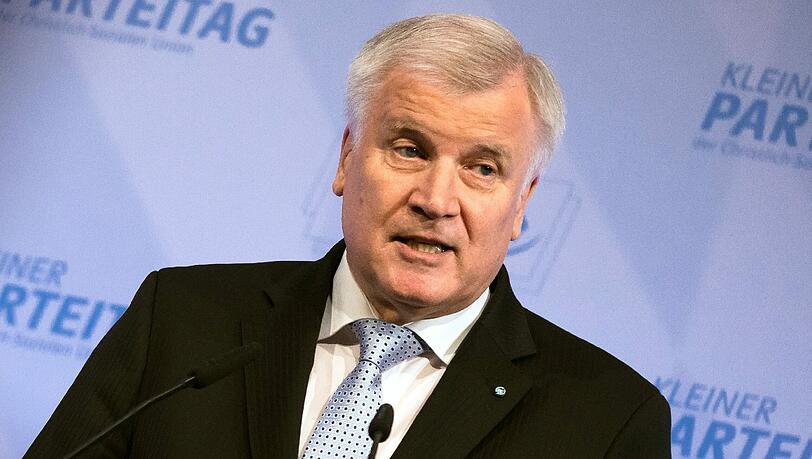 Am Rande des kleinen Parteitags machte Horst Seehofer deutlich, dass er seine Nachfolge in eine Hand legen will und eine Trennung von CSU-Vorsitz und Ministerpräsidentenamt ablehnt.