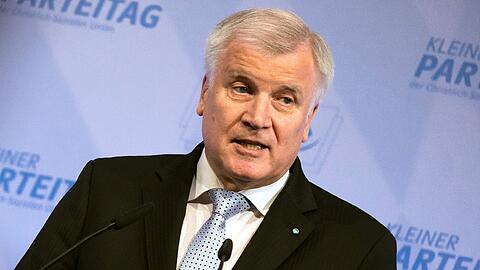Am Rande des kleinen Parteitags machte Horst Seehofer deutlich, dass er seine Nachfolge in eine Hand legen will und eine Trennung von CSU-Vorsitz und Ministerpräsidentenamt ablehnt.