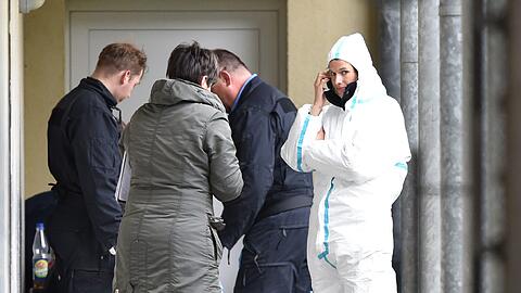 Experten der Polizei sichern am 30.04.2015 in Oberursel (Hessen) Spuren in einem Apartmentkomplex.