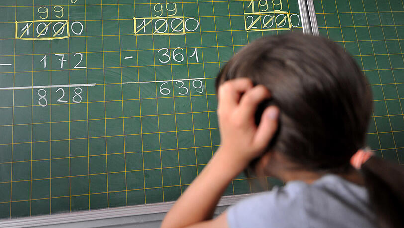Mit so großen Zahlen hätten auch Affen und Pferde Probleme. Einfache Rechenaufgaben wie
2 + 3 = 5 können aber zum Beispiel Rhesusaffen lösen. Mit so großen Zahlen hätten auch Affen und Pferde Probleme. Einfache Rechenaufgaben wie
2 + 3 = 5 können aber zum Beispiel Rhesusaffen lösen.