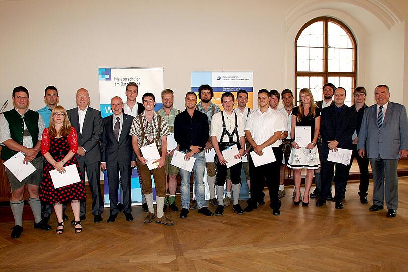 Handwerkskammerpräsident Heinrich Traublinger, (r.), Stadtschulrat Rainer Schweppe (4.v.l.) und Schulleiter Georg Junior (5.v.l.) gratulierten den Klassenbesten der Meisterschulen am Ostbahnhof.